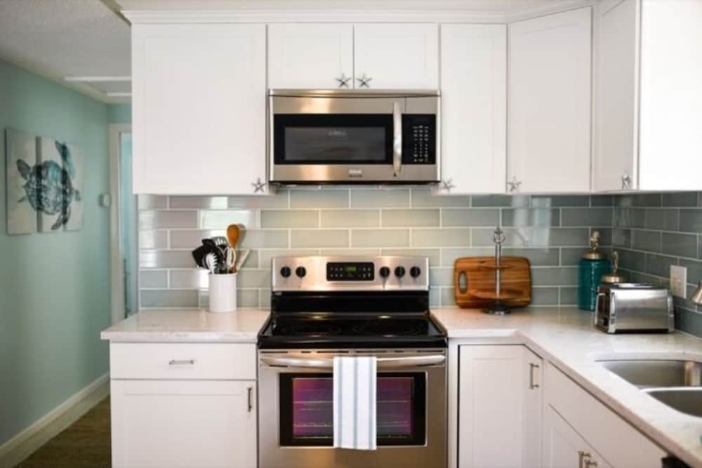 3706 Gulf Dr 2 Bedroom Home by RedAwning