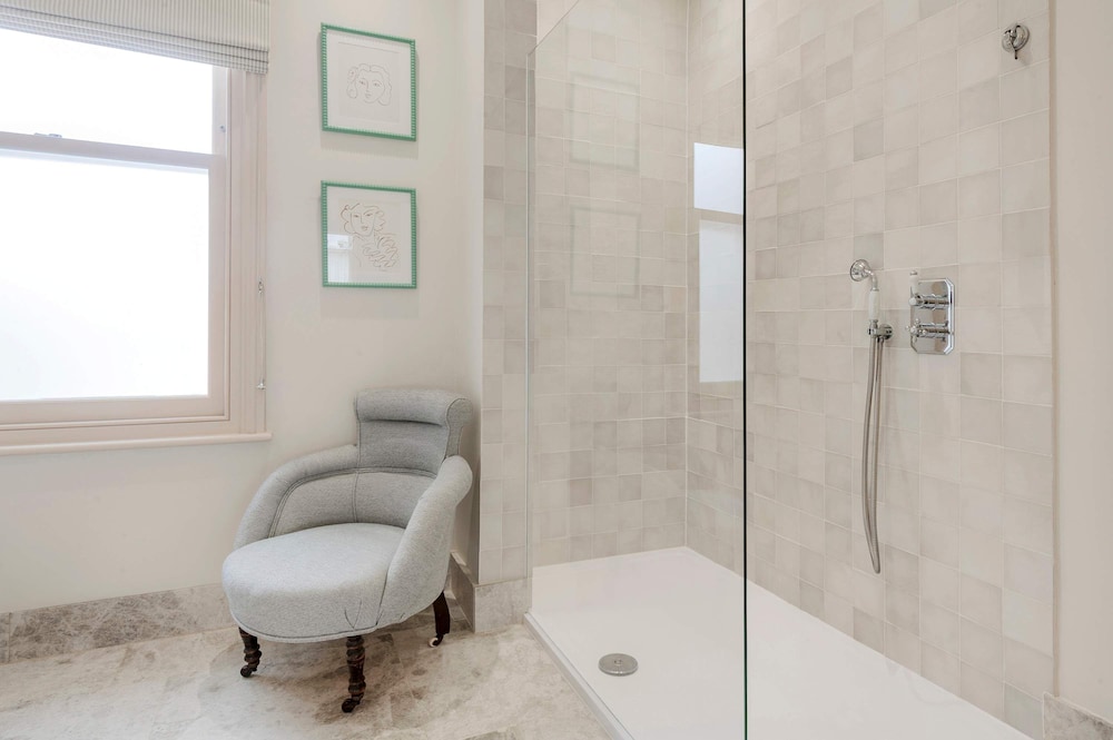 Stunning 4 bed Fulham Home With Garden
