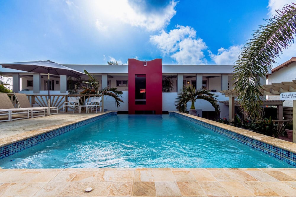 2BR 1BA Ground Level in the Heart of Aruba Pool