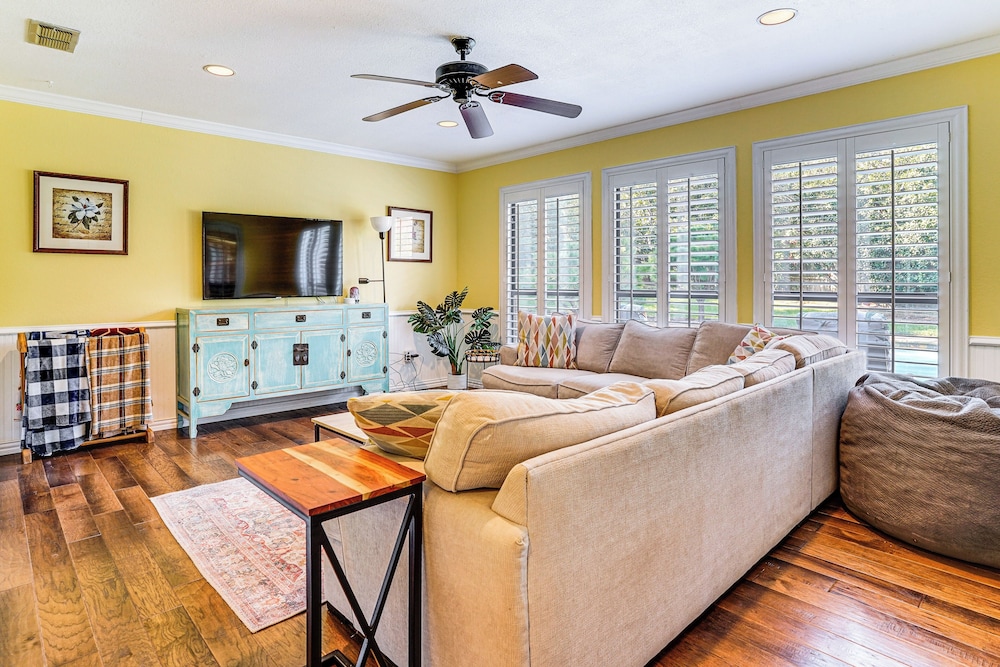 Patio & Yard: Family Home 12 Mi to At&t Stadium!