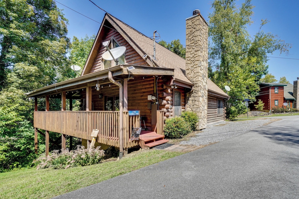 Walk to Douglas Lake: Cabin w/ Private Hot Tub!