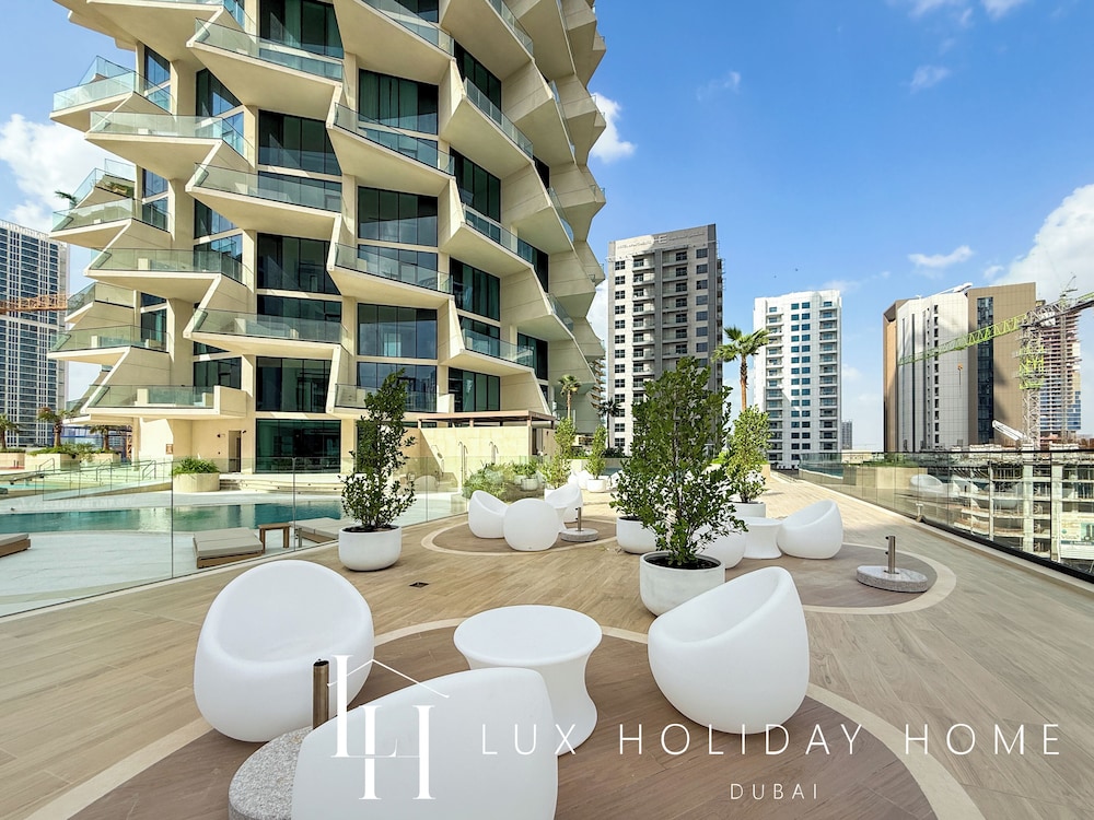LUX The Phantom Sky Pool Suite