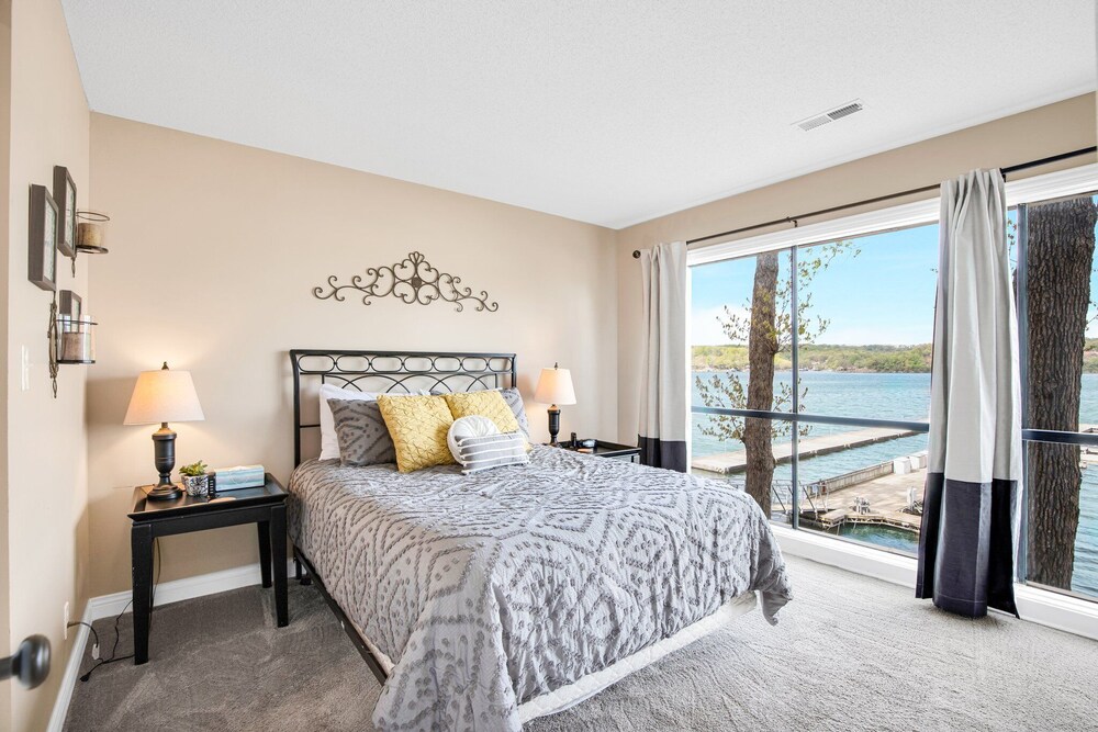 Spacious Family Friendly 3 Bed/3 Bath w/ Amazing Views, Lakeside Pool, & Boat Slip