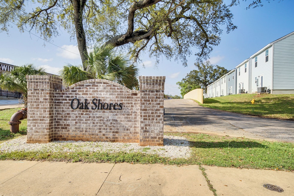 Walk to Gulf Coast: Biloxi Condo w/ Pool Access