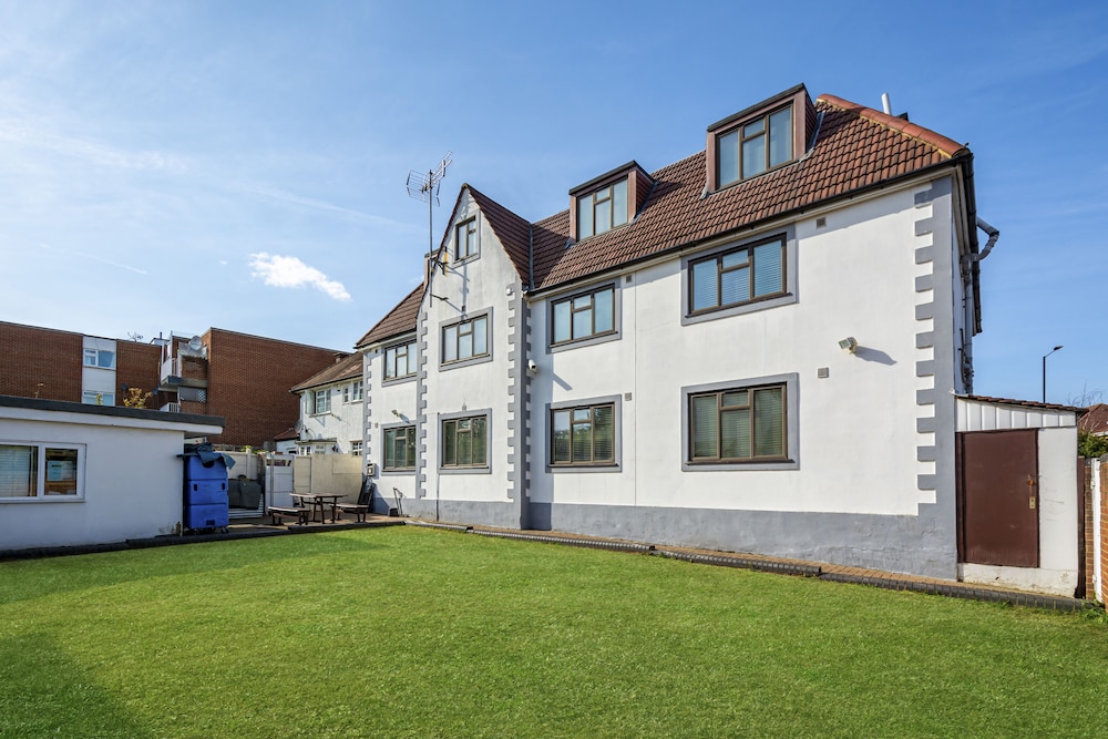 Harrow Vacations - The Brent Hotel - Property Image 3