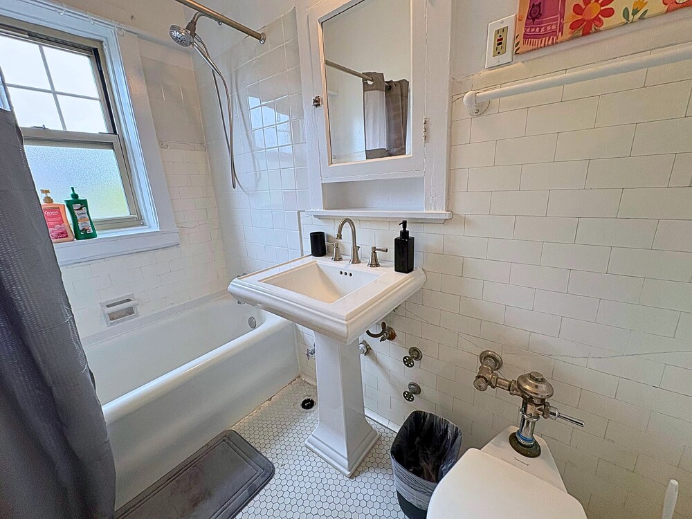 Charming 1BR in Evanston - Hinman B3