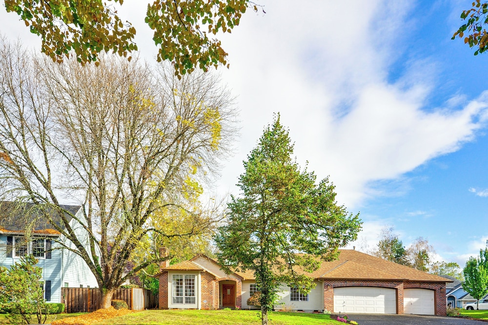 Near Shops & Cafes: Beaverton Haven w/ Luxe Decor!