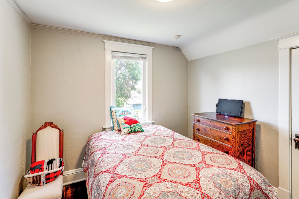 4 Mi to Dtwn Omaha: Spacious Home w/ Fenced Yard!