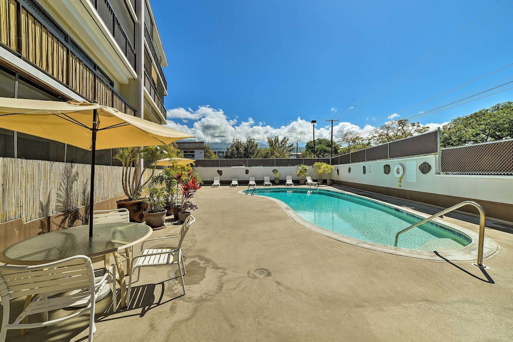 Downtown Air Conditioned Condo: Walk to Beaches