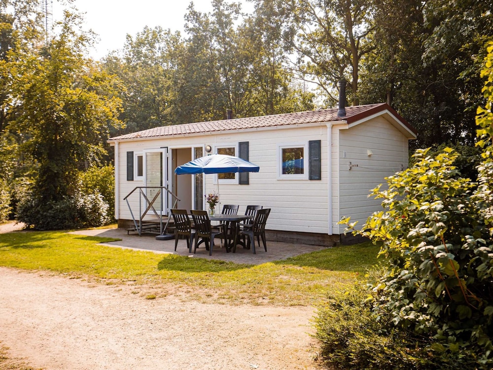 Chalet by the Water in Leukermeer