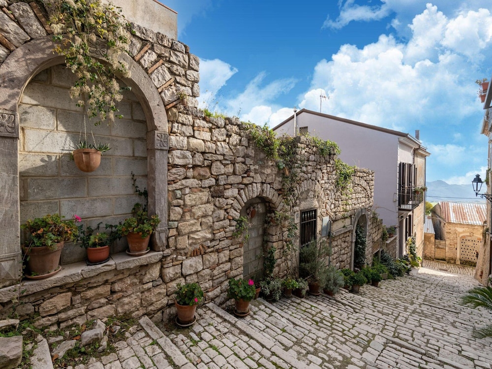 Elegant Apartment in Buonalbergo near Town Center view 4