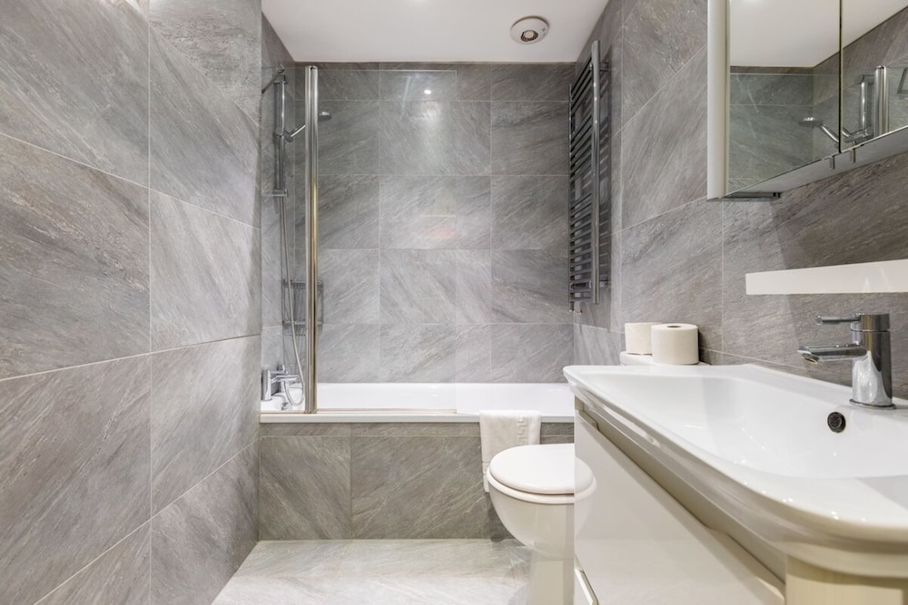 Elegant 2BD Flat 5 Mins to Kensington Gardens!