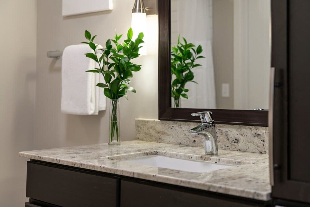 Cozysuites TWO Beautiful 2BR 2BA Apartments view 3