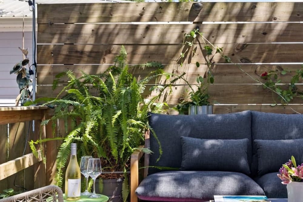 Hidden Grove Hot Tub Deck w Lounge 2 Blocks to the Beach