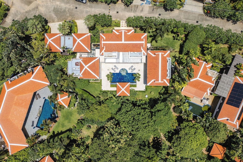 Naiharn 4br Private PoolVilla near Beach