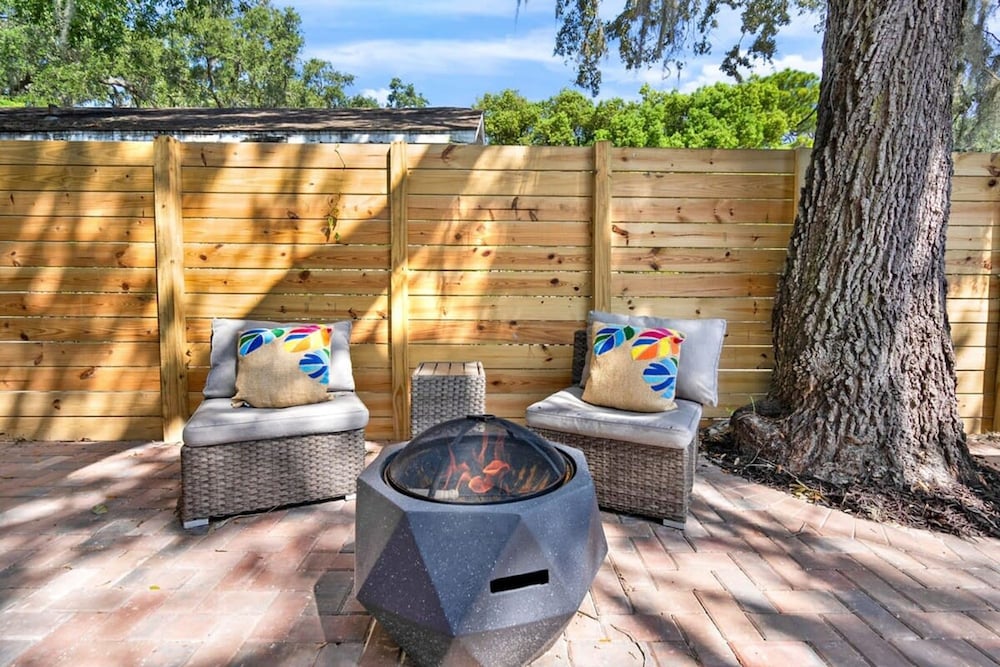 Newly Renovated Whimsical Cottage 2 Beds Hot Tub