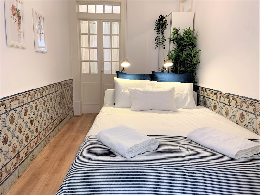 Beautiful flat with balcony & Great location view 4