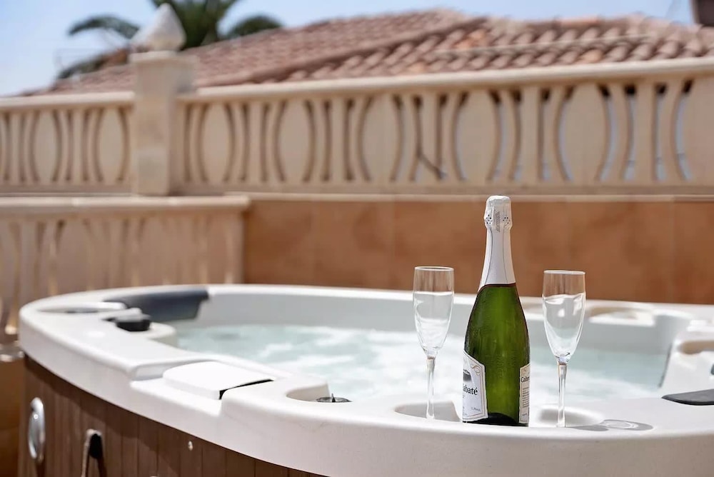 3 Bed Villa - Sleeps 6 - Pool - Hottub- Parking