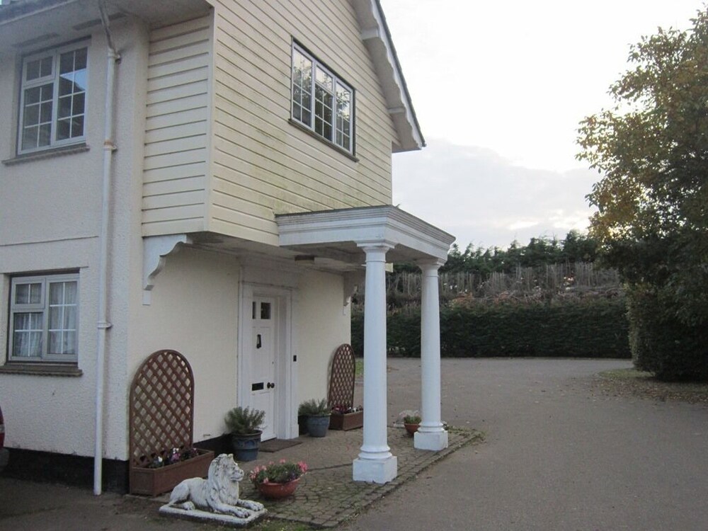 Sudbury Vacations - Newmans Hall - Property Image 6