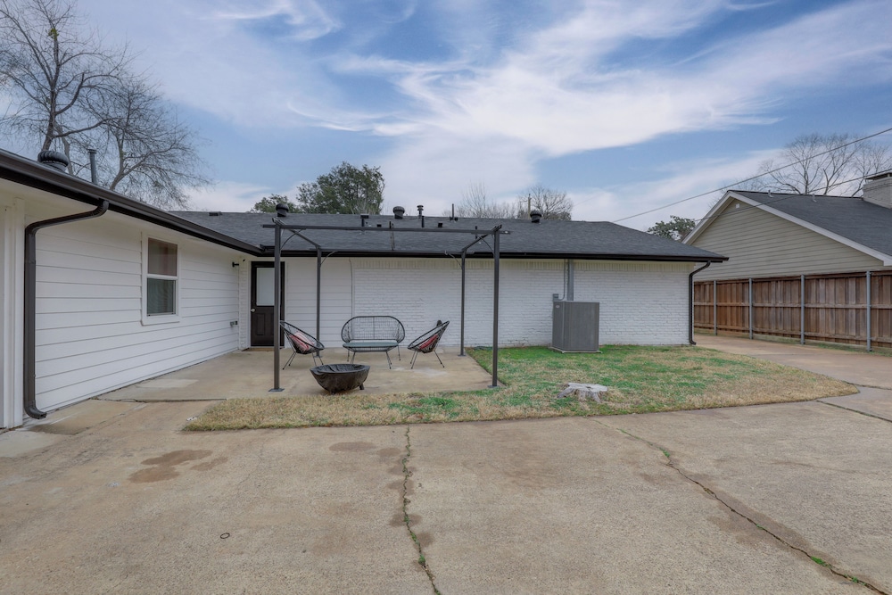 14 Mi to Dallas: Irving Escape w/ Patio & Fire Pit