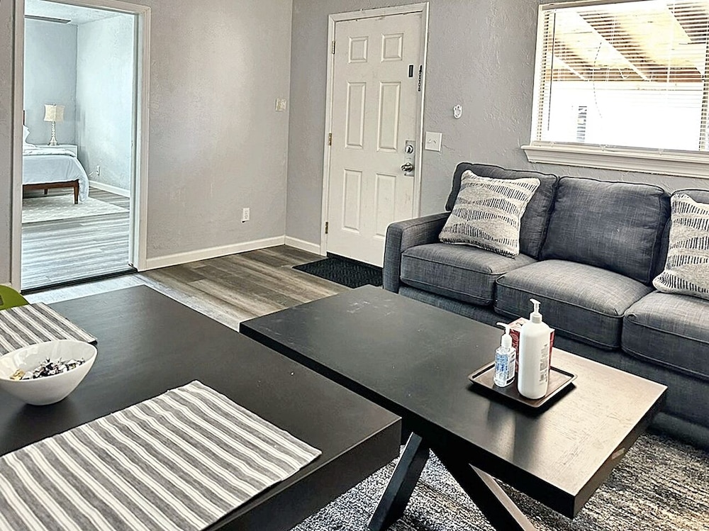 Clean Cozy 1-bedroom Near Plaza District 32C
