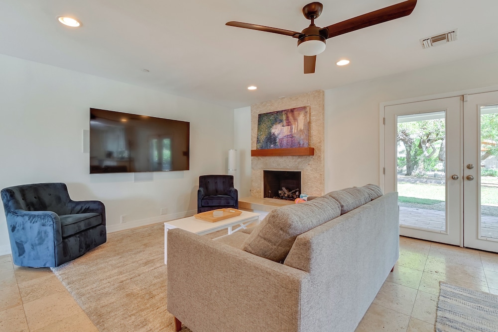 Private Paradise Valley Oasis: Hot Tub, Large Yard
