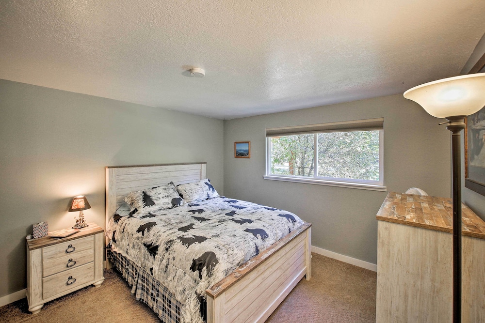 Quaint Priest Lake Cabin w/ Patio < 1 Mi to Lake! view 4