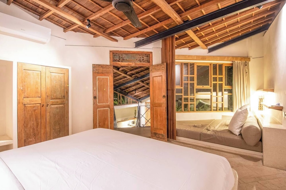 Modern 2-br Art Deco Villa, 800m From the Beach