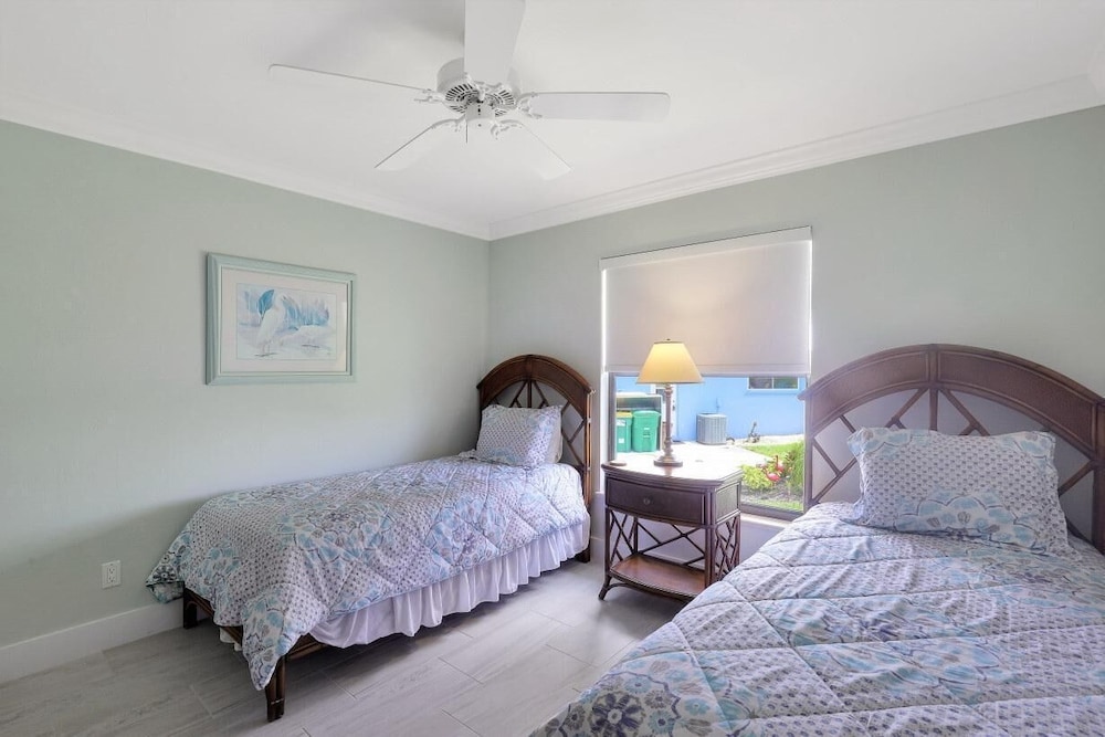 Pet-friendly Waterfront Home on key lot With View view 4