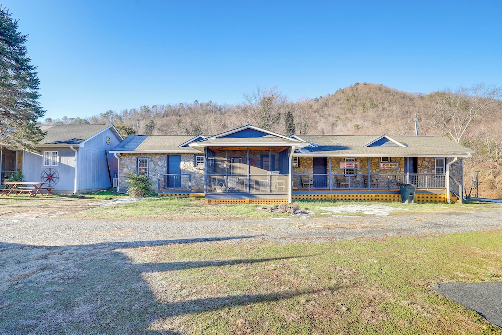 2 Blocks to AT: Mountain View Cabin Unit 2