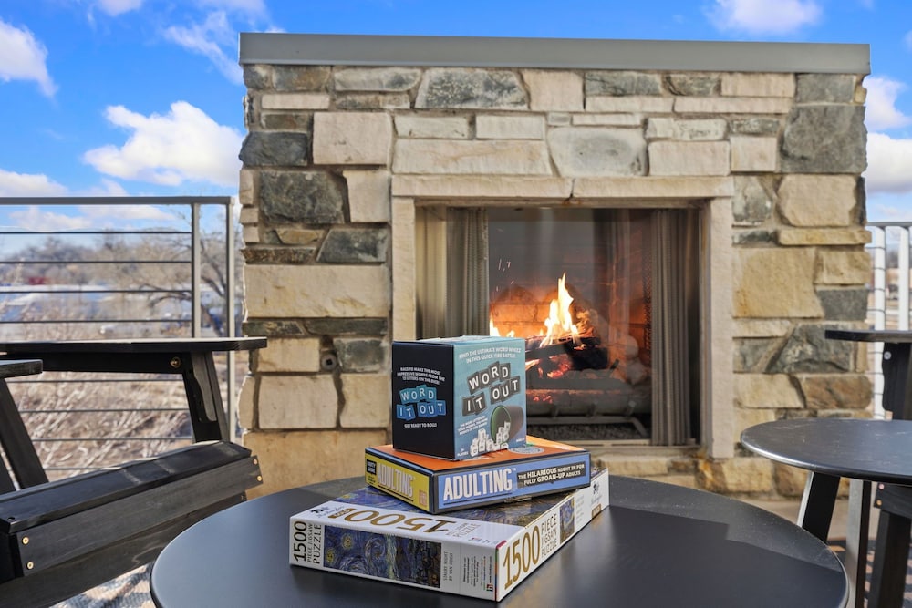 Mountain View Home w/ King Beds & Rooftop Deck