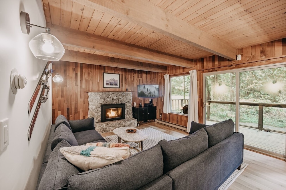 27gs - Bbq - Pets Ok - Wifi - Sleeps 10 3 Bedroom Home by RedAwning