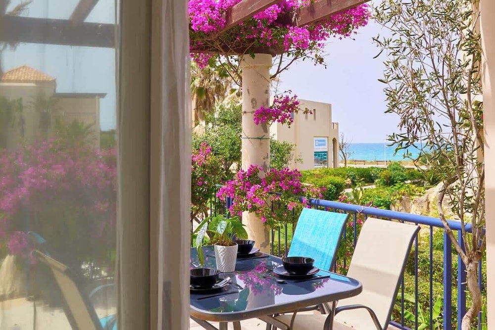 Villa Elias 1BR Upper Apt with Pool