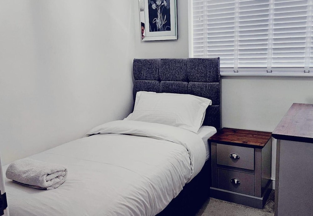 House - Sleeps 11 - Parking - Station Close
