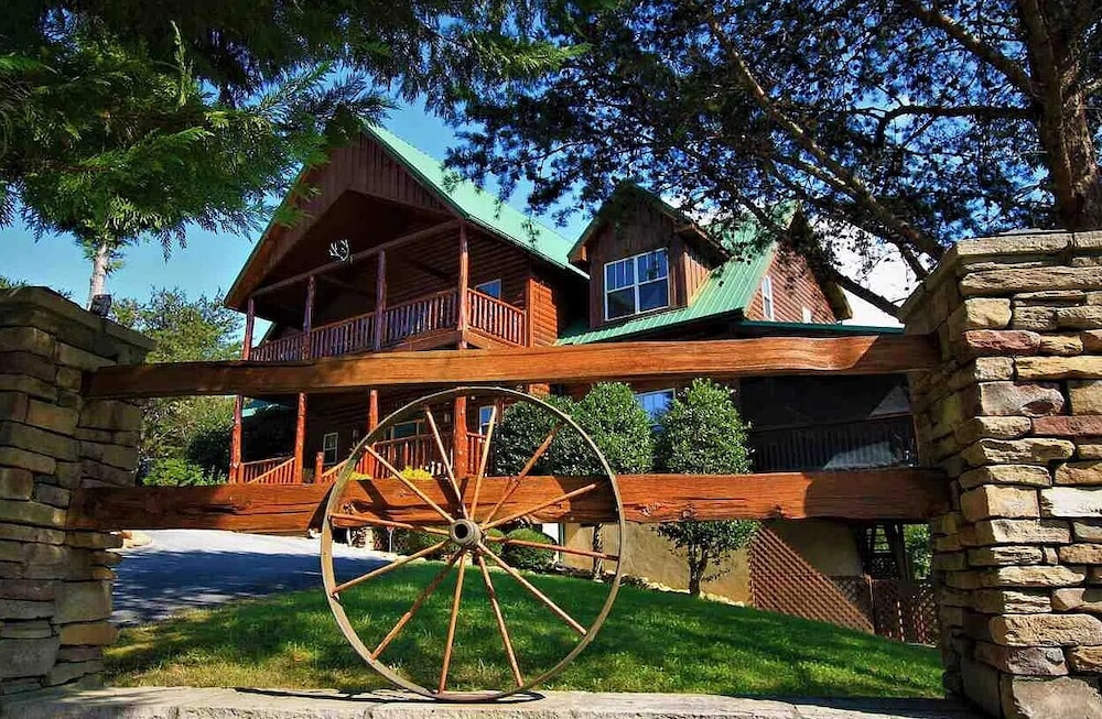 Smoky Mtn Log Cabin w Wet Bar Loft
