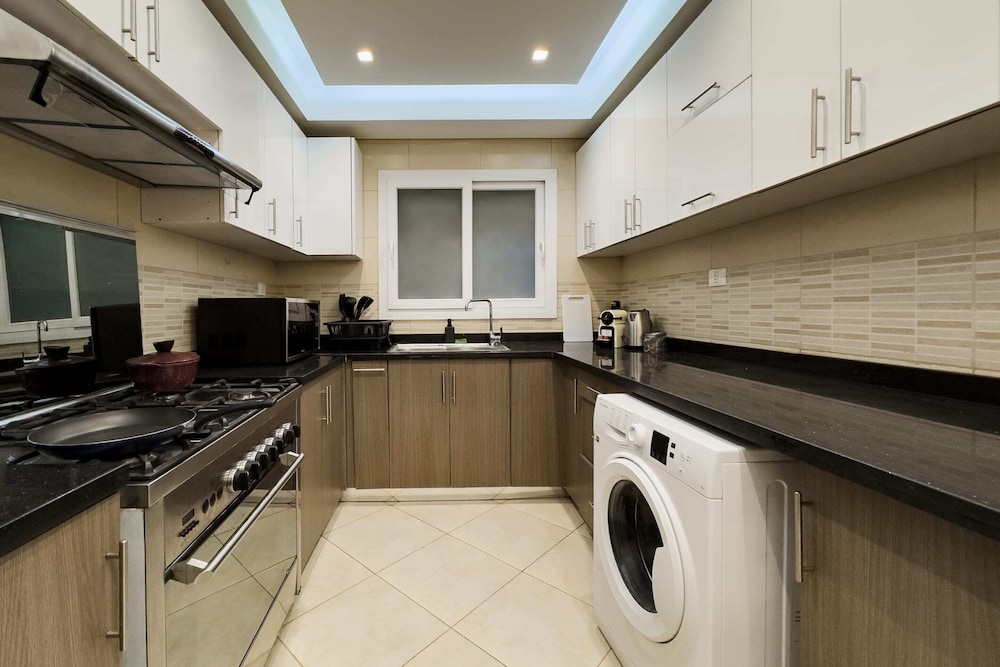 Fresh & Fabulous 2bdr - 5 min to Airport
