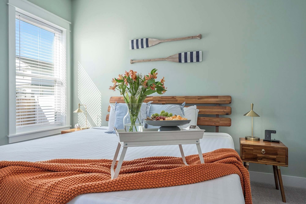 Beach to Bay 3BR Retreat - Cowboy Pool & Golf Cart