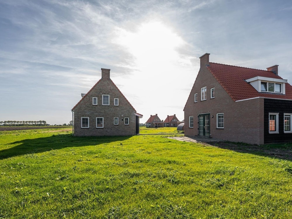 Luxury Holiday Home With hot Tub, in Zeeland view 4