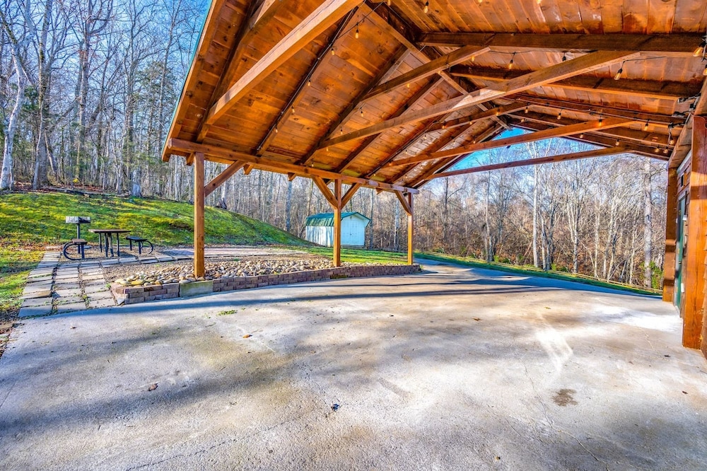 Mountain Views Hot Tub Close to PF Gsmnp