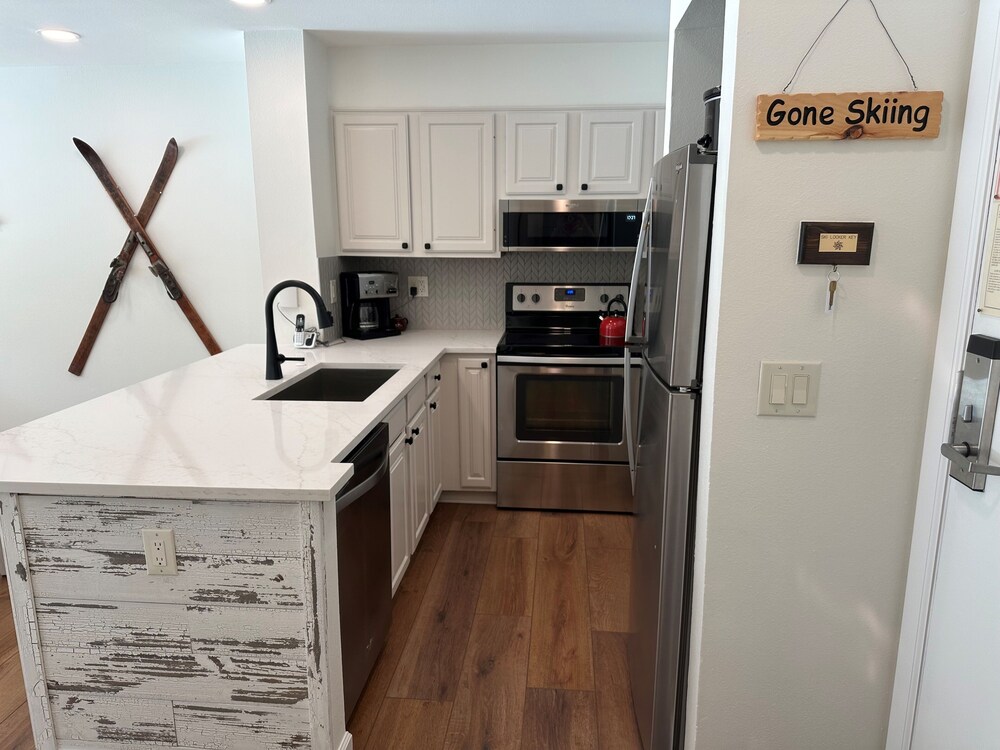 Beautiful Renovated 1br Lakeside Condo 1 Bedroom Condo