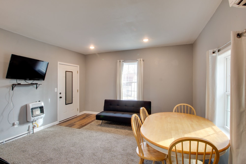 Cozy Missouri Escape w/ Balcony, Near Colleges! view 3