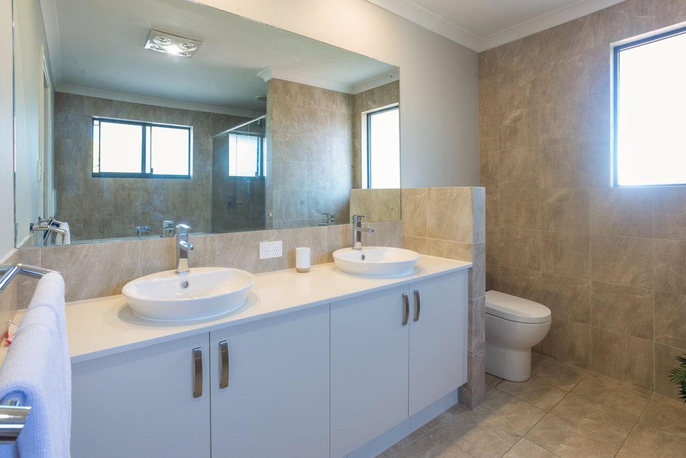 Spacious 4 Bedroom Family Home With Patio and BBQ