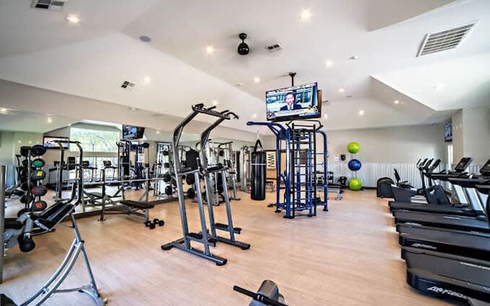 Ideal 2BR King Suite w Gym Pool Close to Downtown