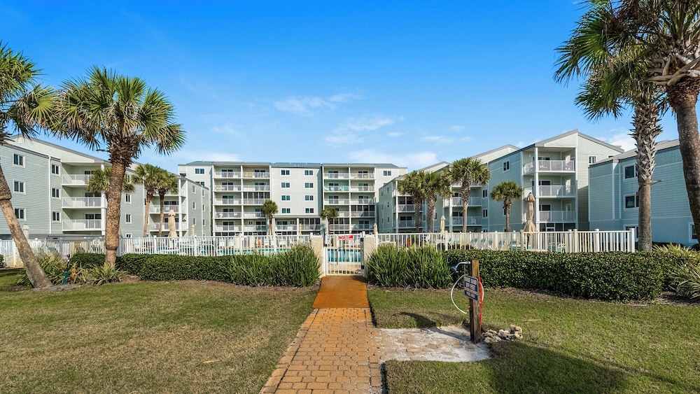 Sand Cliffs 108: Steps to Beach & Pool Access!