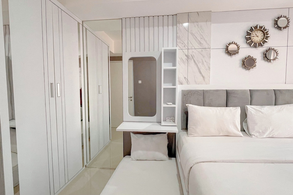 Grey Toned 1Br Apartment Tamansari Skylounge Makassar