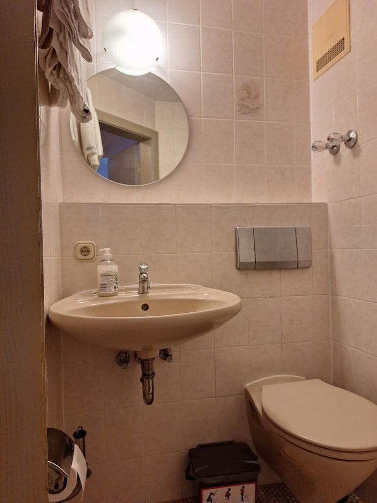 2-Rent Group Hostel Rooms AUB162