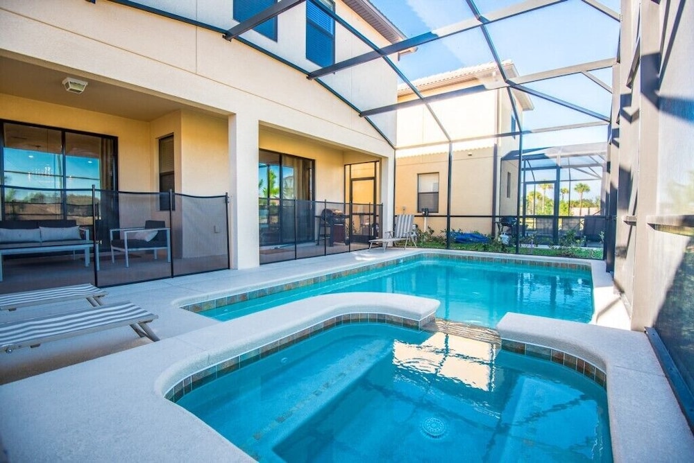 6bed 4Ba Villa Game Room Pool Spa view 4