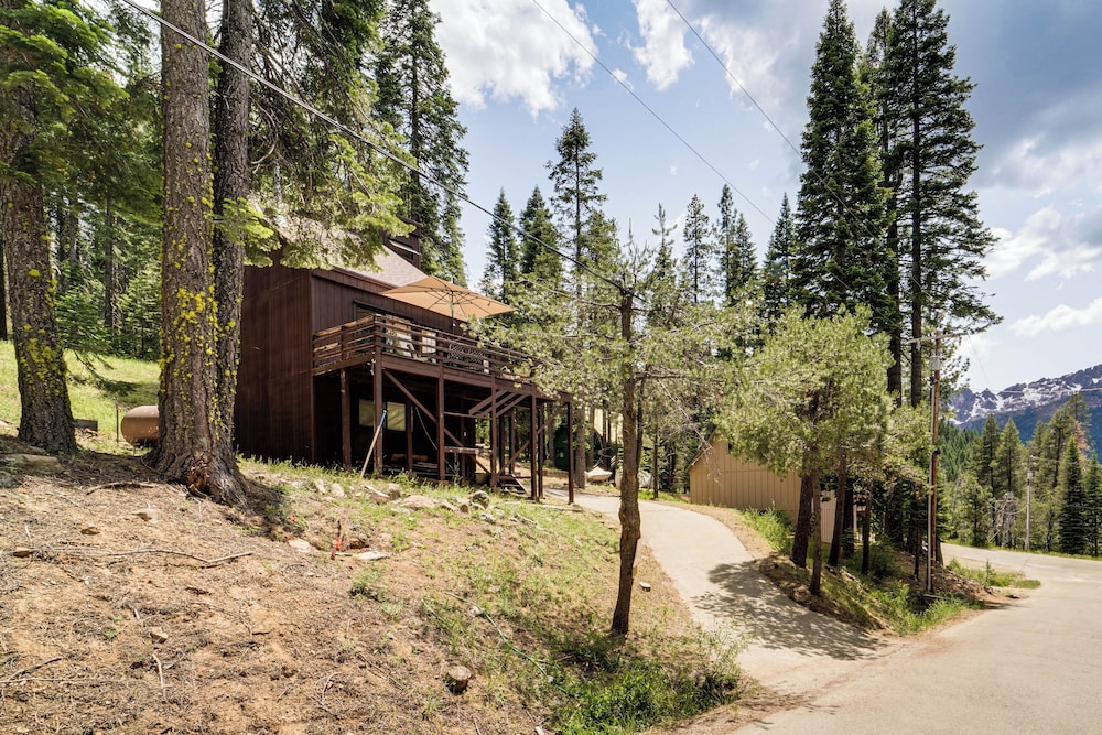 6 Mi to Downieville Downhill: Cabin w/ Mtn Views