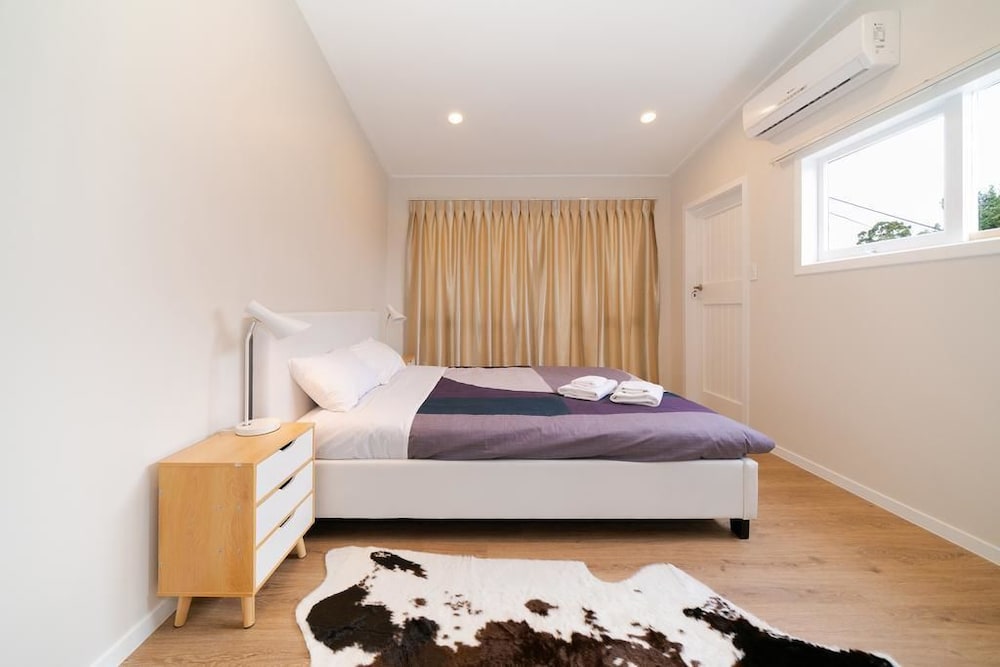 Takapuna Central Spacious & New Home 3 view 2