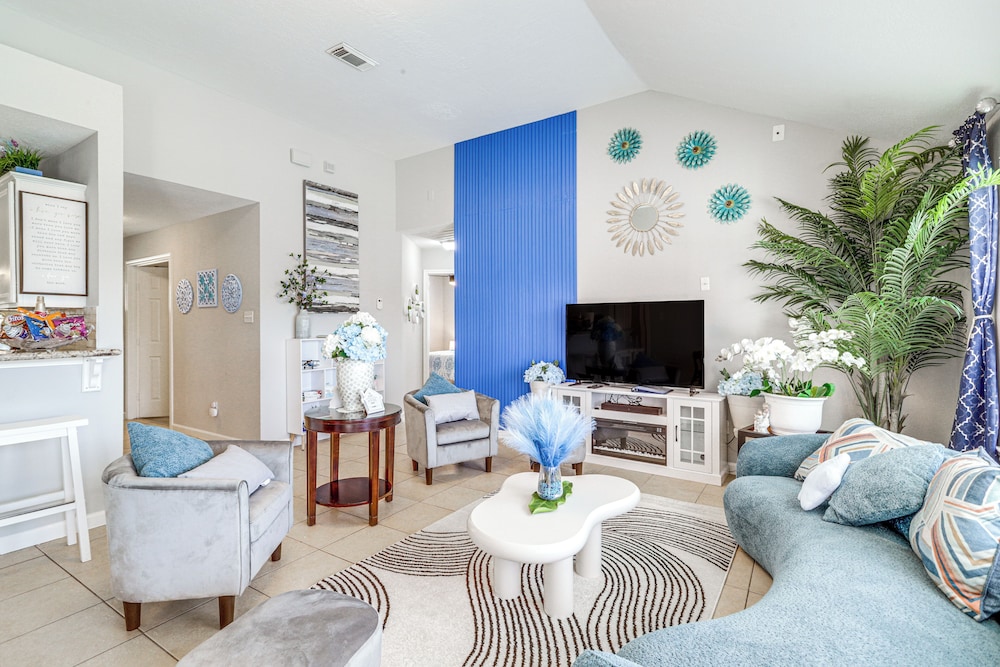 Swim & Unwind: Pet-friendly Home in Spring!